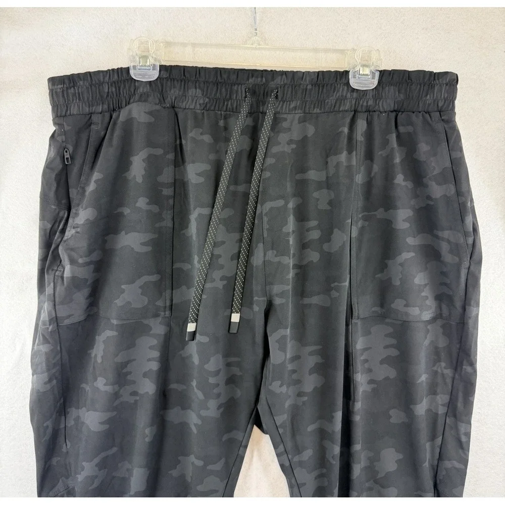 Fabletics The One Jogger Men's Performance Pants Black Camo XXL 2X, 40x27